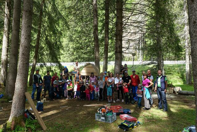 In gemeinschaftlicher Arbeit entstanden gelungene Bauwerke im Wald bei Klaus Äuele | Foto: privat