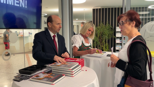 Beim Eingang gab's für den Besuch entweder das Kochbuch von Silvia Schneider oder einen Miele-Gutschein.  | Foto: Koidl