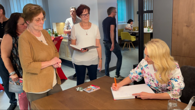 Nach dem Kochevent signierte Silvia Schneider Gästen ihr Kochbuch, in dem sie hervorragende Köchinnen und Köche sowie deren kulinarische Gaumenfreuden vorstellt.  | Foto: Koidl