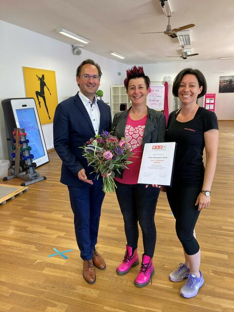 Bezirksstellenobmann Andreas Minnich gratulierte Alexandra Groß und ihrer Mitarbeiterin Nadine Inführ zum Firmenjubiläum!
  | Foto:  Anna Schrittwieser