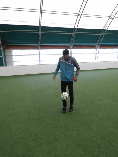 Seine gute Fußballtechnik demonstriert Keskin beim Dribbeln und Jonglieren.