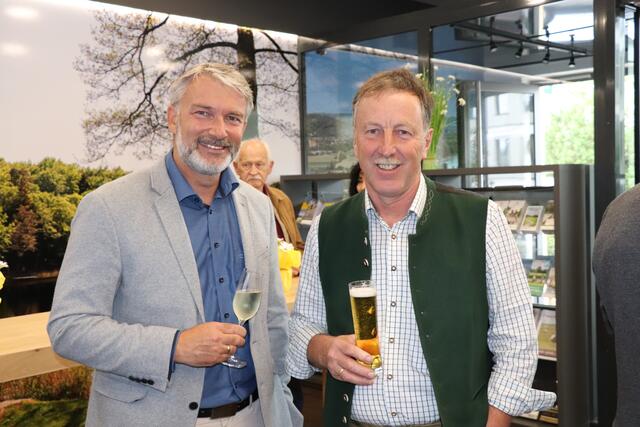 Perwangs Bürgermeister Reinhard Sulzberger (l.) und Munderfings "Chef" Martin Voggenberger bei der Eröffnung  | Foto: BRS