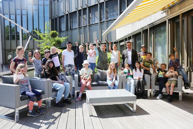 Bürgermeister Karl-Heinz Koll mit einer Klasse der VS Oed. | Foto: Stadtarchiv Traun