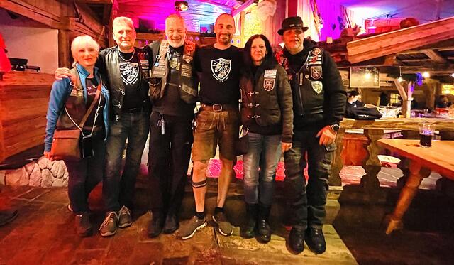 Blue Knights mit Wirt Hannes Wörgötter beim Abend-Event im Schindldorf. | Foto: Kogler