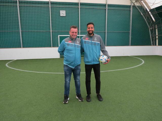 Gemeinsam mit Trainer und Koordinator Gerhard Entrich (li.) freut sich Anil Keskin auf die Special Olympics.