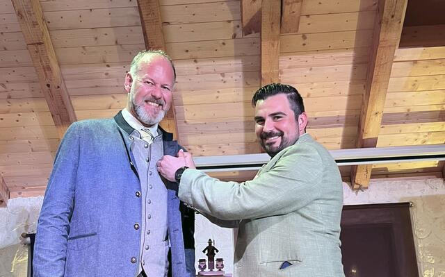 Sebastian Tosch (re.) aus Ramingstein übergab an den neuen Lions-Präsidenten im Lungau, Florian Laad (li.) aus St. Michael. | Foto: Anja Hutter