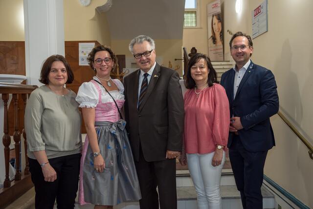 von links das Team der Bezirksstelle: Alexandra Steindl, Bezirksstellenleiterin Anna Schrittwieser, Bezirksstellenobmann a.D. Peter Hopfeld, Silvia Gruber und Bezirksstellenobmann Andreas Minnich | Foto: Thomas Grundschober
