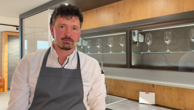 Der Neuberger Haubenkoch Thomas Schäffer brachte für das Kochevent Saiblinge aus seiner eigenen Zucht mit. | Foto: Koidl