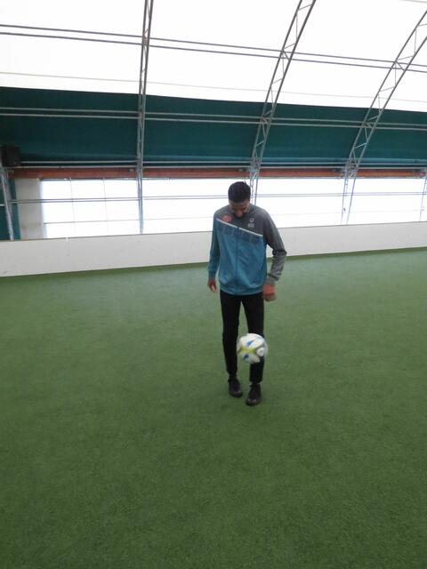 Seine gute Fußballtechnik demonstriert Keskin beim Dribbeln und Jonglieren.