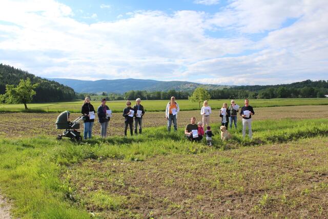 Die Aktivisten beim Neurather Feld, wo das neue Heizwerk für die Nahwärme entstehen soll. | Foto: KK