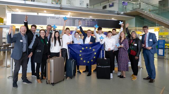 Verabschiedeten die Praktikant:innen (Mitte) am Flughafen Graz: Martin Kahr, Ewald Hötzl, Michaela Marterer (alle STVG), Karl-Heinz Dernoscheg, Josef Herk (beide WKO), Maria Pichlbauer (Bildungsdirektion Steiermark) und Ernst Gesslbauer (Erasmus+) | Foto: Oliver Wolf