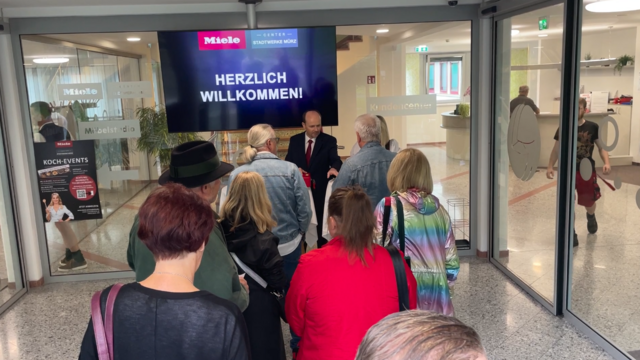 Rund 50 Mürztaler waren vom Kochevent der Stadtwerke Mürzzuschlag in das Miele-Center in die Mariazeller Straße gekommen. | Foto: Koidl