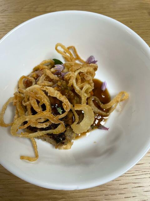 Das dritte Gericht: Kalbfleisch-Laibchen auf Erdäpfelpüree und Röstzwiebeln. | Foto: Koidl