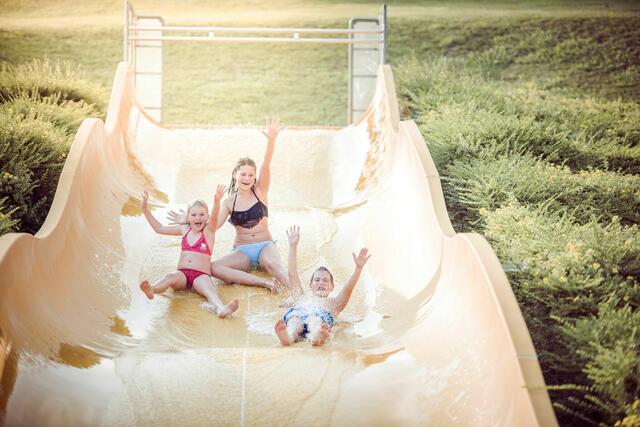 Die große 2-spurige Rutsche im Außenbereich bringt allen Kindern Spaß und Freude.  | Foto: Hotel &amp; Therme NOVA Köflach