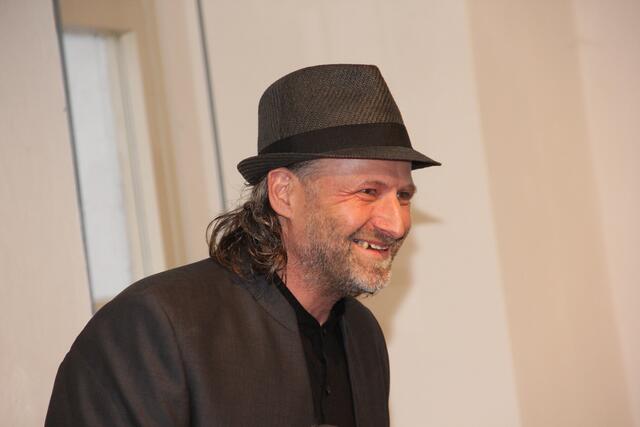 Der bildende Künstler Heimo Luxbacher bei der Eröffnung seiner Ausstellung "NAHANSICHTEN" auf Schloss Straßburg | Foto: Peter Pugganig