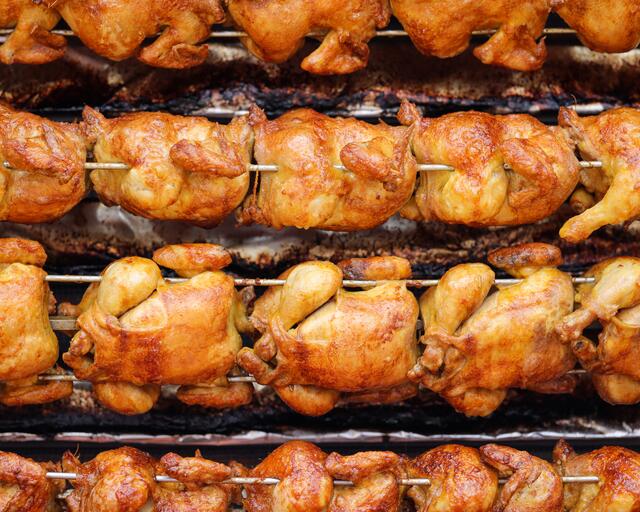 Frisch vom Grill sind Hendln ein „Festessen“ | Foto: Pühringer Fotografie