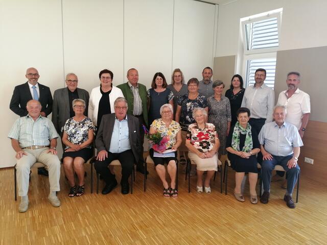 1.Reihe: Franz und Martha Haider (Goldene Hochzeit), Hubert und Franziska Schachner (Goldene Hochzeit), Maria Zeiner (90. Geburtstag), Karoline und Franz Rehberger-Lettner (Diamantene Hochzeit)
2. Reihe hinten: David Kalteis, Pater Michael Prinz, Michaela Hinterholzer, Martin Kattner, Annemarie Gutenbrunner, Stephanie Schmidt, Seniorenbundobfrau Maria Nagelhofer, Wolfgang Dirnberger, Christine Krammer (Seniorenbund), Renate Steinlesberger, Pastoralassistent Michael Kammerhuber (Pfarre Oed), Armin Wadl
 | Foto: Marktgemeinde Oed-Oehling