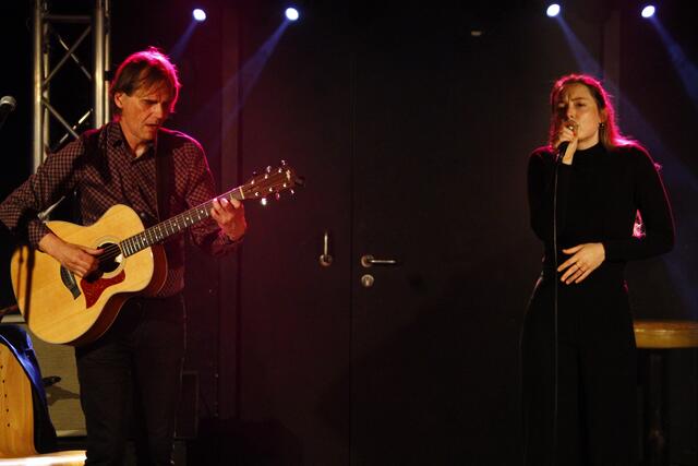 Das Eva Plankton Duo spielte Klassiker der letzten Jahrzehnte aus der Musikgeschichte. Aber auch Eigenes wurde präsentiert. | Foto: RegionalMedien Hofmüller