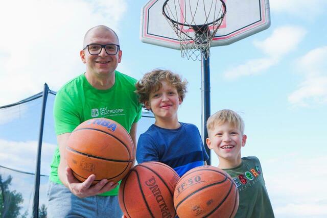 Ein starkes Team - nicht nur am Vatertag: Alfred Groß, SOS-Kinderdorfleiter in Graz und Stübing, mit seinen beiden Söhnen Severin und Valentin.  | Foto: Privat