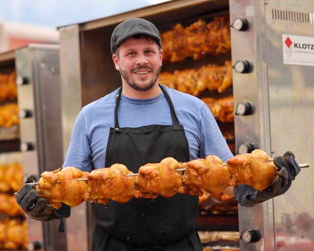 Frisch vom Grill sind Hendln ein „Festessen“, davon konnten sich die Besucher überzeugen. | Foto: Pühringer Fotografie
