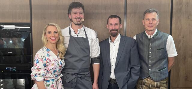 Freude über einen gelungen Abend: Fernsehmoderatorin Silvia Schneider, Haubenkoch Thomas Schäffer, Stadtwerke-Geschäftsführer Reinhard Welser, Stadtwerke-Verkaufsleiter Martin Riegler. | Foto: Koidl