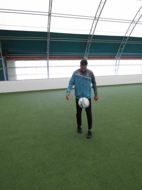 Seine gute Fußballtechnik demonstriert Keskin beim Dribbeln und Jonglieren.