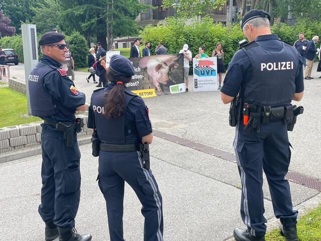 Die Polizei hatte die "Mini-Demo" im Blick | Foto: MeinBezirk.at