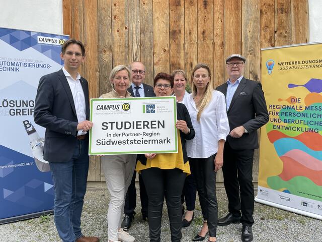 Die Verantwortlichen (v.l.): NAbg. Joachim Schnabel, Kristina Edlinger Ploder, Manfred Kainz, LAbg. Bernadette Kerschler, Bgm. Maria Skazel, LR. Juliane Bogner-Strauß und Johann Lampl.  | Foto: Kai Reinisch