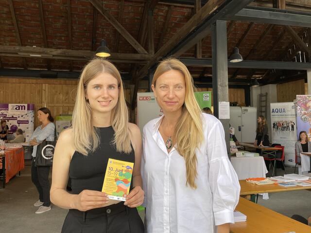 Organisatorin der Bildungsmesse Elisa Schwab mit Juliane Bogner-Strauß.  | Foto: Kai Reinisch