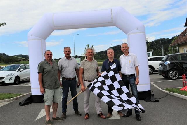 Florian Lugitsch, Vzbgm. Andreas Url, Bgm. Johann Wolf-Maier, Amtsleiter Karl Linhard und Erwin Stubenschrott im Roadshow-Etappenziel Vasoldsberg  | Foto: Edith Ertl