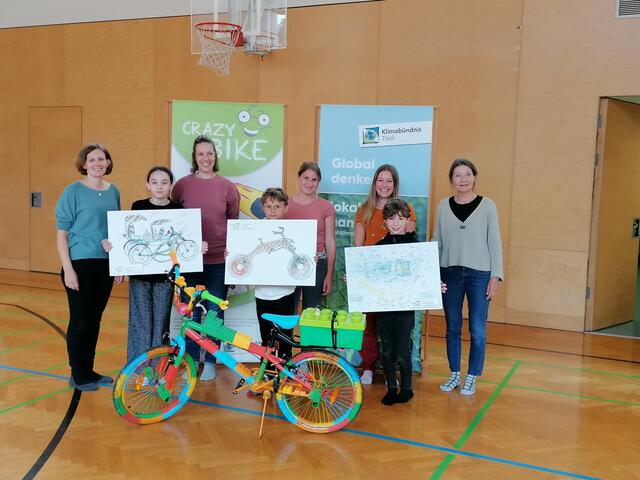 Von links: Sabine Aigner, Klimabündnis Tirol; Sara Rebi, VS Kettenbrücke; Dorothee Greßlbauer, VS Kettenbrücke; Lio Neuner, VS Saggen; Belinda Grössl, VS Saggen; Anja Kolb, VS Innere Stadt; Martin Gappmaier, VS Innere Stadt; Stadträtin Uschi Schwarz | Foto: Klimabündnis