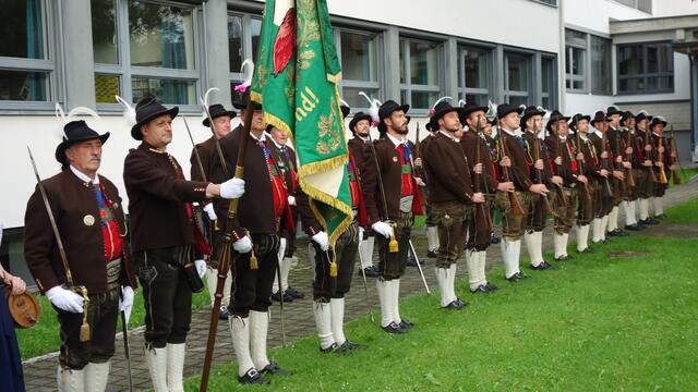 Freitag Abend - 
Die Meldung an die Jubilare erfolgte im Innenhof der NMS Fieberbrunn | Foto: © Martin Wimmer, SK Fieberbrunn