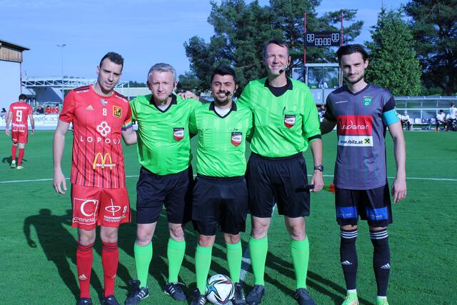 Die beiden Kapitäne Michael Goger (li) und Christoph Gruber (re) mit dem Schiri-Team | Foto: KK