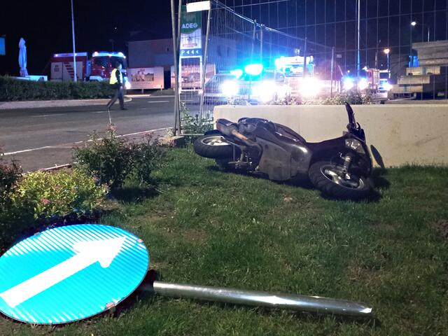 Der Mopedlenker verletzte sich beim Sturz schwer. Er wurde mit dem Notarztwagen ins Krankenhaus nach Oberwart gebracht. | Foto: Stadtfeuerwehr Pinkafeld