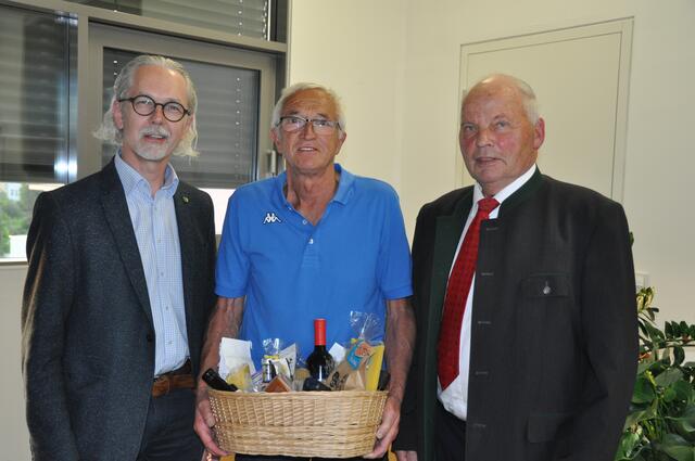 Ludwig Krenn (Mitte) mit seinem Geschenkskorb und Siegi Pöchgtrager (li)  und Hubert Springer (re). | Foto: Obst- und Gartenbauverein Rohrbach-Berg