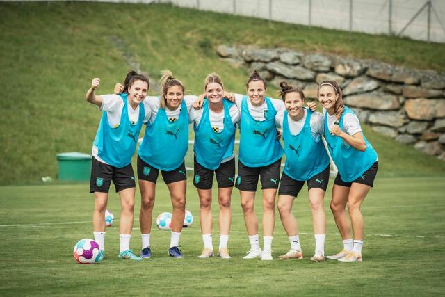 Vorfreude auf die Euro: Barbara Dunst, Marina Georgieva, Verena Hanshaw, Jennifer Klein, Sabrina Horvat und Katharina Naschenweng | Foto: ÖFB/Christopher Glanzl