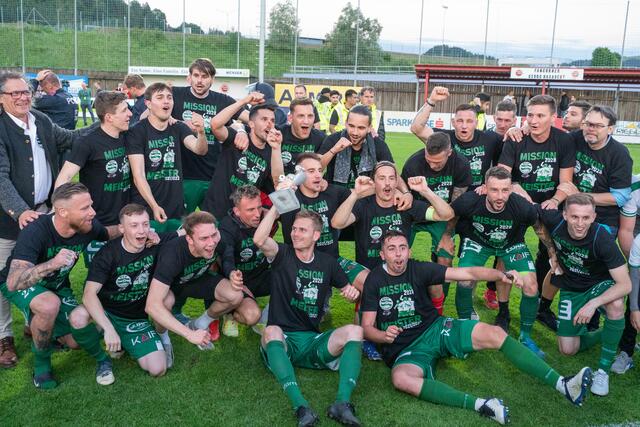 So sehen Sieger aus: Das Team des DSV Leoben feiert den Aufstieg in die Regionalliga. | Foto: Klaus Pressberger