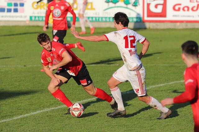 Die Union Gurten (in Rot Tobias Schott) geht bereits in die zehnte Regionalliga-Saison.  | Foto: Reinhard Schröckelsberger