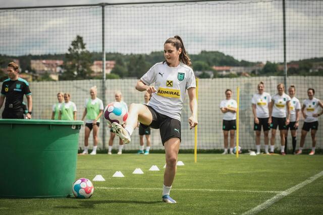 Sarah Zadrazil bei der "Eistonnen-Challenge" | Foto: ÖFB/Christopher Glanzl