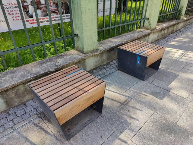 Sitzmöglichkeiten auf einem Gehsteig in Cluj-Napoca. Inklusive USB-Buchse.