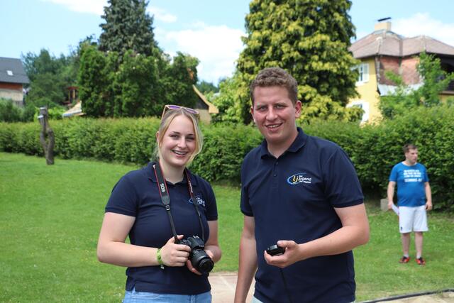 Das Bezirks-Duo Maria Prietl und Klemens Lienhart gratulierte den Gewinnern der Landjungend-Sommerspiele. | Foto: Edith Ertl