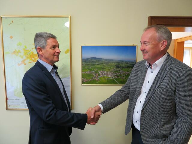 Der Bürgermeister von Anthering, Johann Mühlbacher (links) mit dem neuen Vizebürgermeister von Anthering Bernhard Thalmayr (rechts). | Foto: Gemeinde Anthering