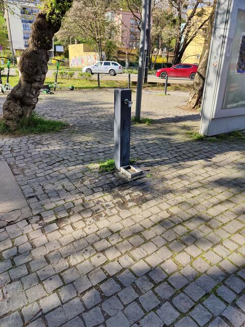 Ein öffentlicher Trinkwasserbrunnen, wie sie in Rumänien oft zu finden sind.