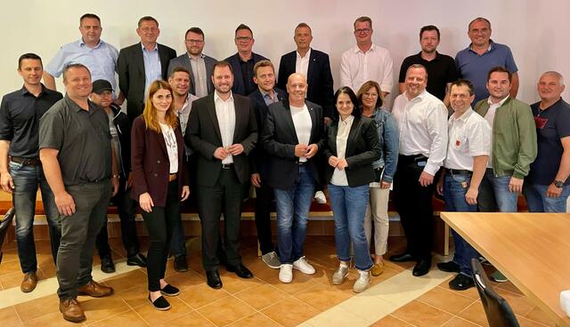 Gemeindevertreter der Volkspartei aus dem Bezirk Oberwart haben sich in Schandorf getroffen um sich über die Gründung einer Energiegemeinschaft beraten lassen.  | Foto: ÖVP Burgenland