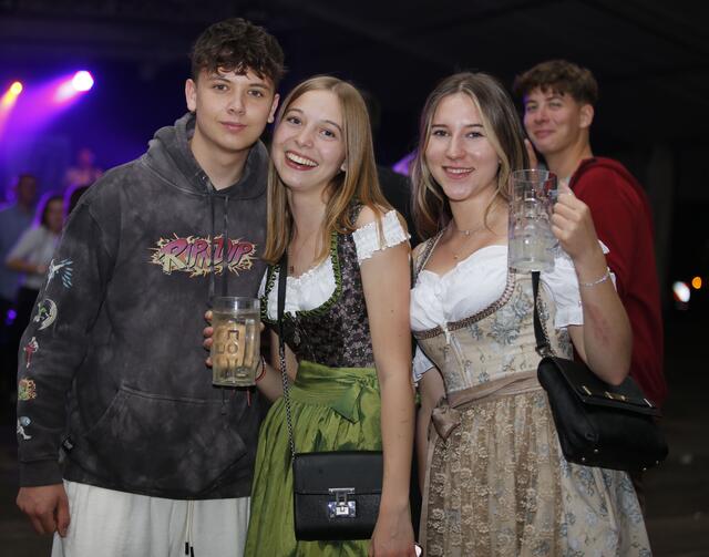 Die Jugend schmiss sich am Samstag in Schale, um im Naarner Zeltfest die Nacht durchzufeiern. | Foto: Markus Mörwald