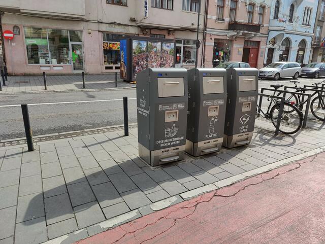 Mülltrennung gibt es in Rumänien nicht nur Zuhause. Auch an öffentlichen Mistkübeln wird getrennt.
