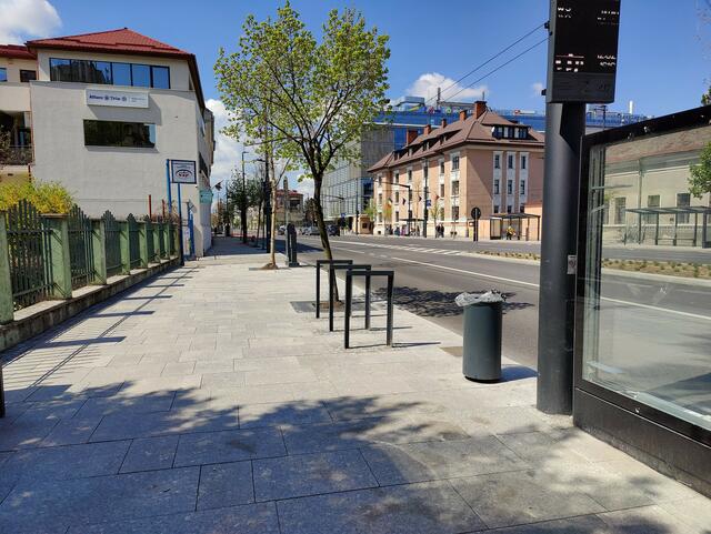 Ein Fahrradständer neben eine Bushaltestelle auf dem Gehsteig in Cluj. Hierbei handelt es sich um eine der Hauptverkehrsstraßen in Cluj, die Nationalstraße 1C.