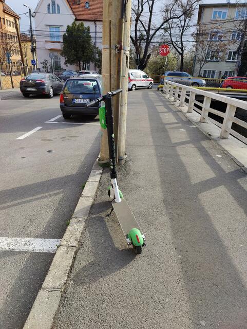 Abgestellter E-Scooter in Cluj. Die Gefährte werden meist sehr Rücksichtsvoll abgestellt. Durch die Breite der Gehwege bleibt auch noch genug Platz übrig.