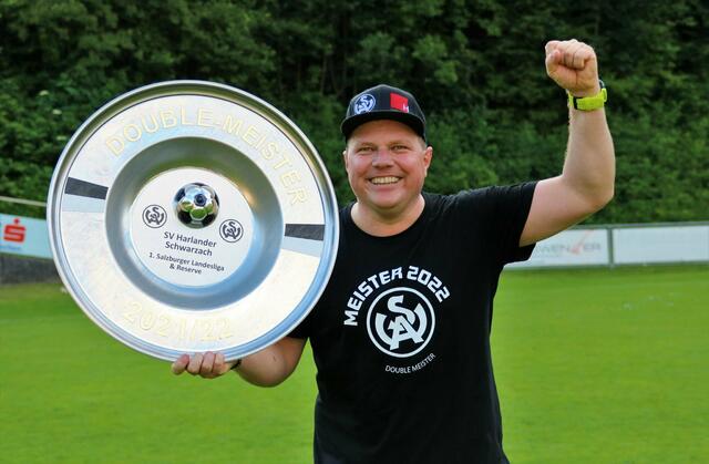 Mario Krimbacher darf die Meisterschale der 1. Landesliga in die Höhe stemmen. | Foto: Fussball-Impressionen vom Salzburger Unterhaus