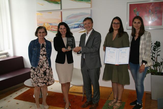 Direktorin Ingrid Weltler-Müller (2. v.l.) freute sich über die Auszeichung als beste digitale Schule im Burgenland. | Foto: BG/BRG Oberschützen